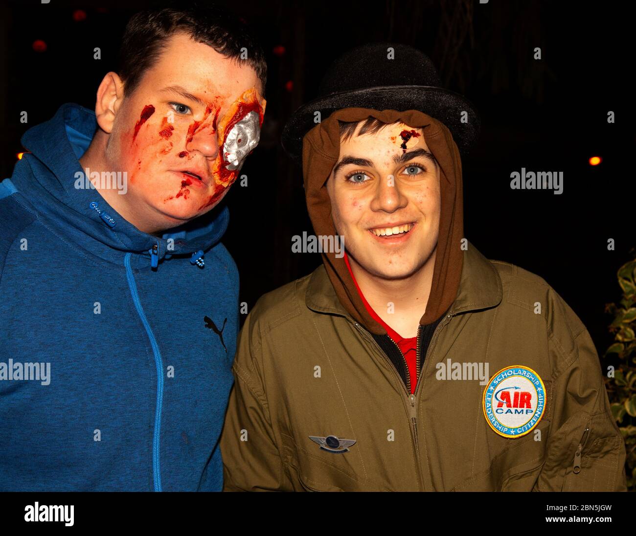 Deux adolescents battus dans leurs costumes d'Halloween dehors pour une nuit de trick et de traiter. St Paul Minnesota MN États-Unis Banque D'Images