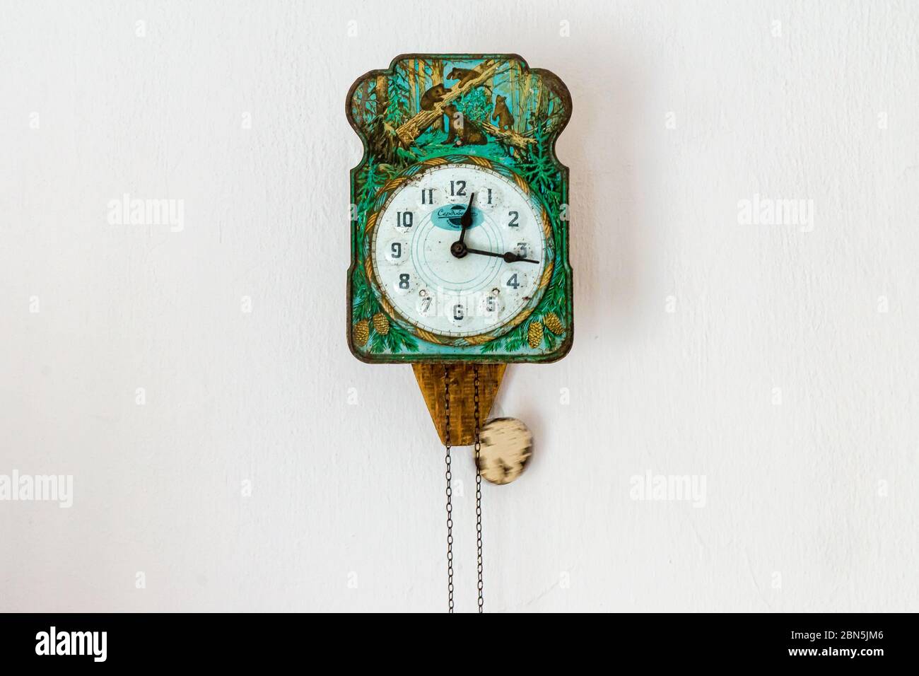 Russie - 2019, vieille horloge avec l'image des ours et des cônes accrochés au mur, Serdobsky Watch Factory, foyer sélectif Banque D'Images