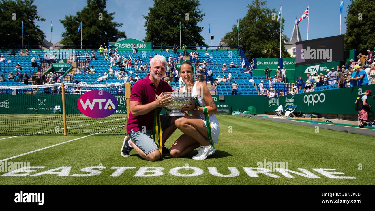 Karolina Pliskova de la République tchèque et son équipe posent avec le trophée des gagnants au tournoi de tennis WTA Premier de nature Valley International 2019 Banque D'Images