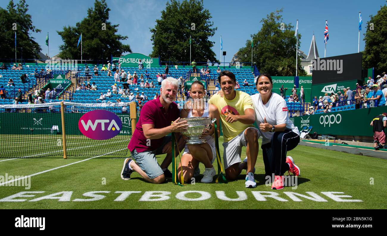 Karolina Pliskova de la République tchèque et son équipe posent avec le trophée des gagnants au tournoi de tennis WTA Premier de nature Valley International 2019 Banque D'Images