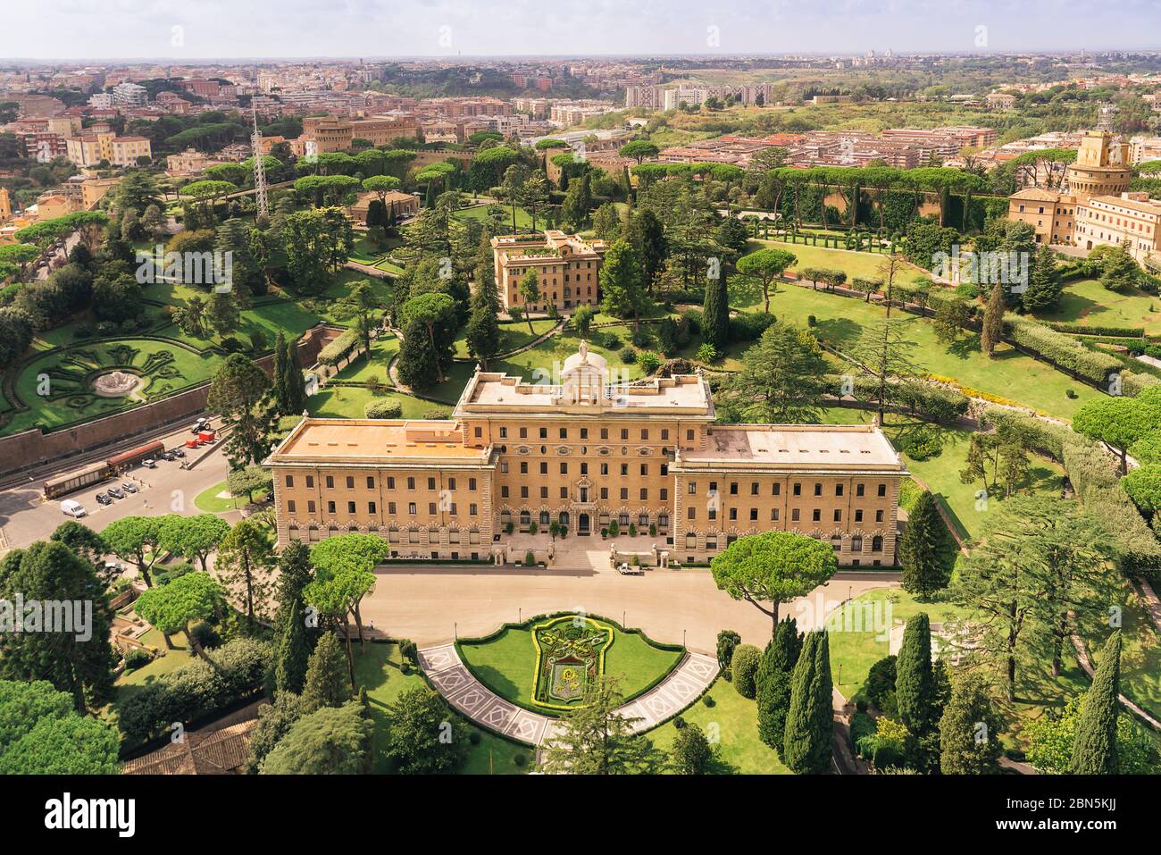 Vue aérienne des jardins du Vatican :. Palais du gouvernorat, jardins, radio du Vatican, couvent. Rome, Italie Banque D'Images