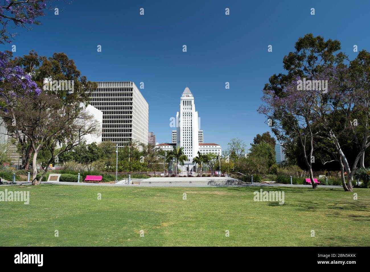 Herbe verte de Grand Park au centre civique du centre de Los Angeles avec tour de l'hôtel de ville Banque D'Images
