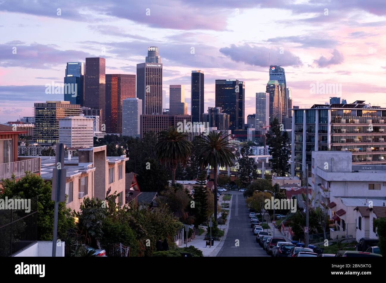 Vue moderne sur le centre-ville de Los Angeles au coucher du soleil avec des nuages roses vus de Angelino Heights Banque D'Images