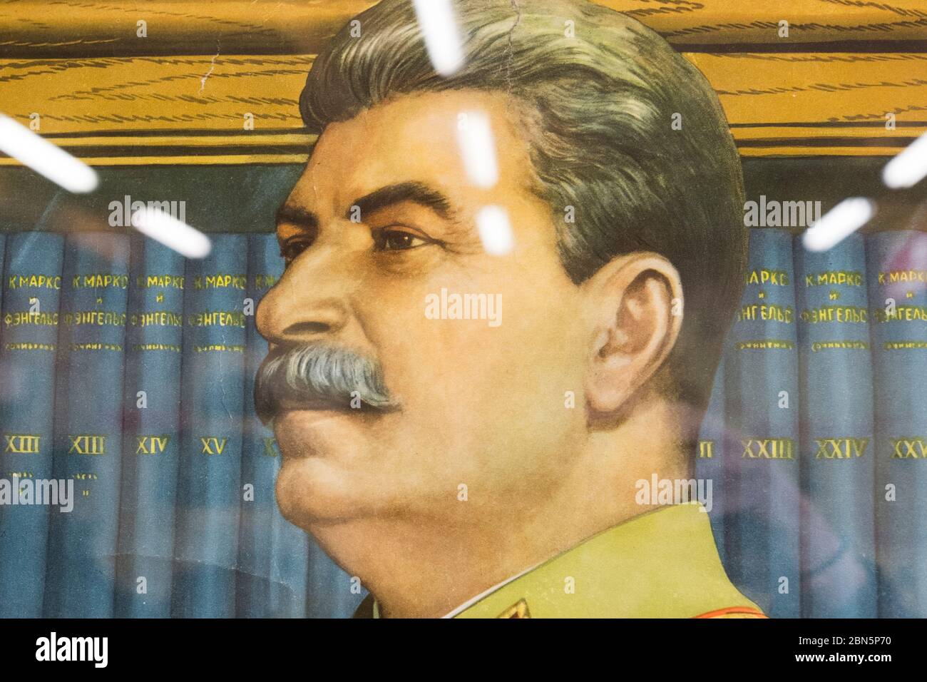 Un profil de Staline sur une affiche communiste, avec une réflexion lumineuse intéressante. Surréaliste. Au parc Gruto près de Druskininkai, Lituanie. Banque D'Images