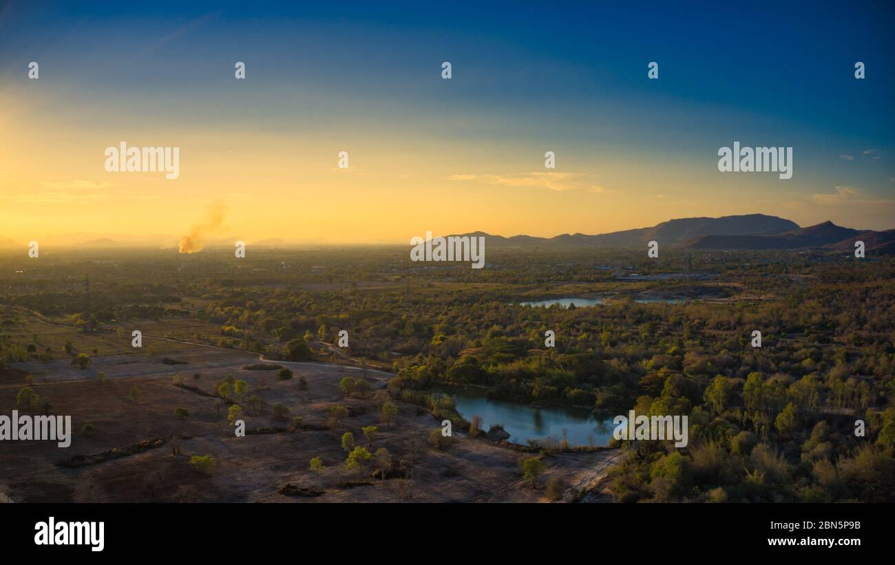 Cette photo unique montre le paysage vallonné avec des lacs, de hua hin thaïlande, pris avec un drone pendant un coucher de soleil fantastique! Banque D'Images