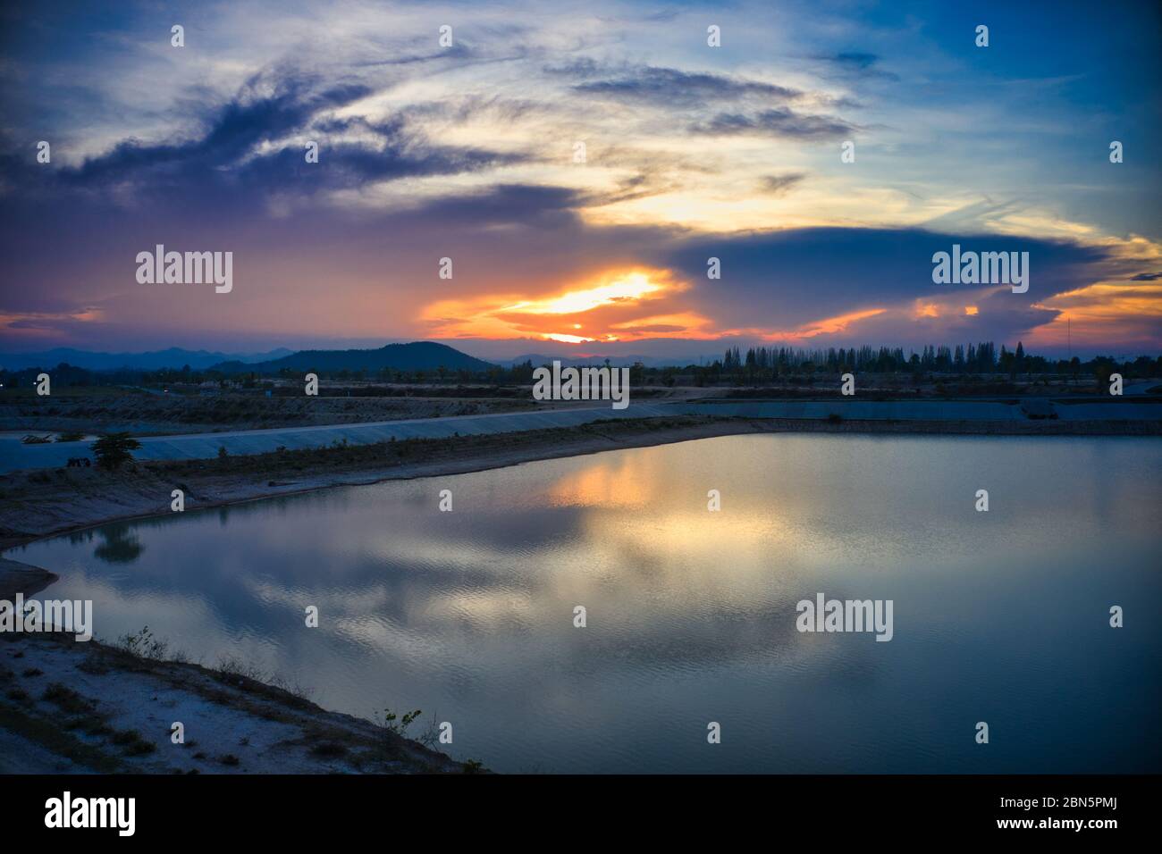 Cette photo unique montre le paysage vallonné avec des lacs, de hua Hin en thaïlande, pris avec un drone pendant un coucher de soleil fantastique! Banque D'Images