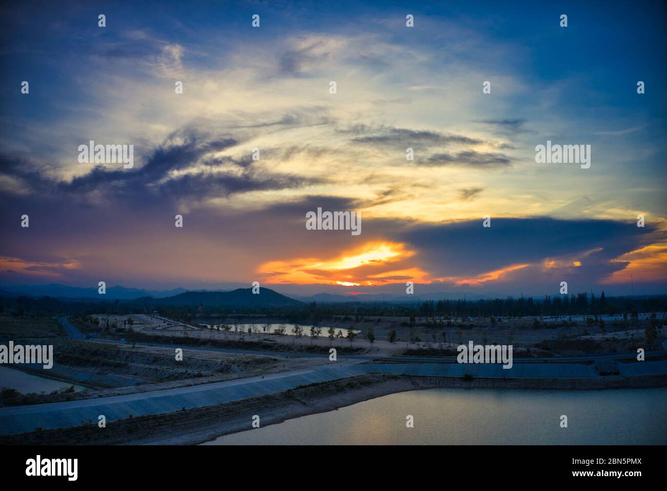 Cette photo unique montre le paysage vallonné avec des lacs, de hua Hin en thaïlande, pris avec un drone pendant un coucher de soleil fantastique! Banque D'Images
