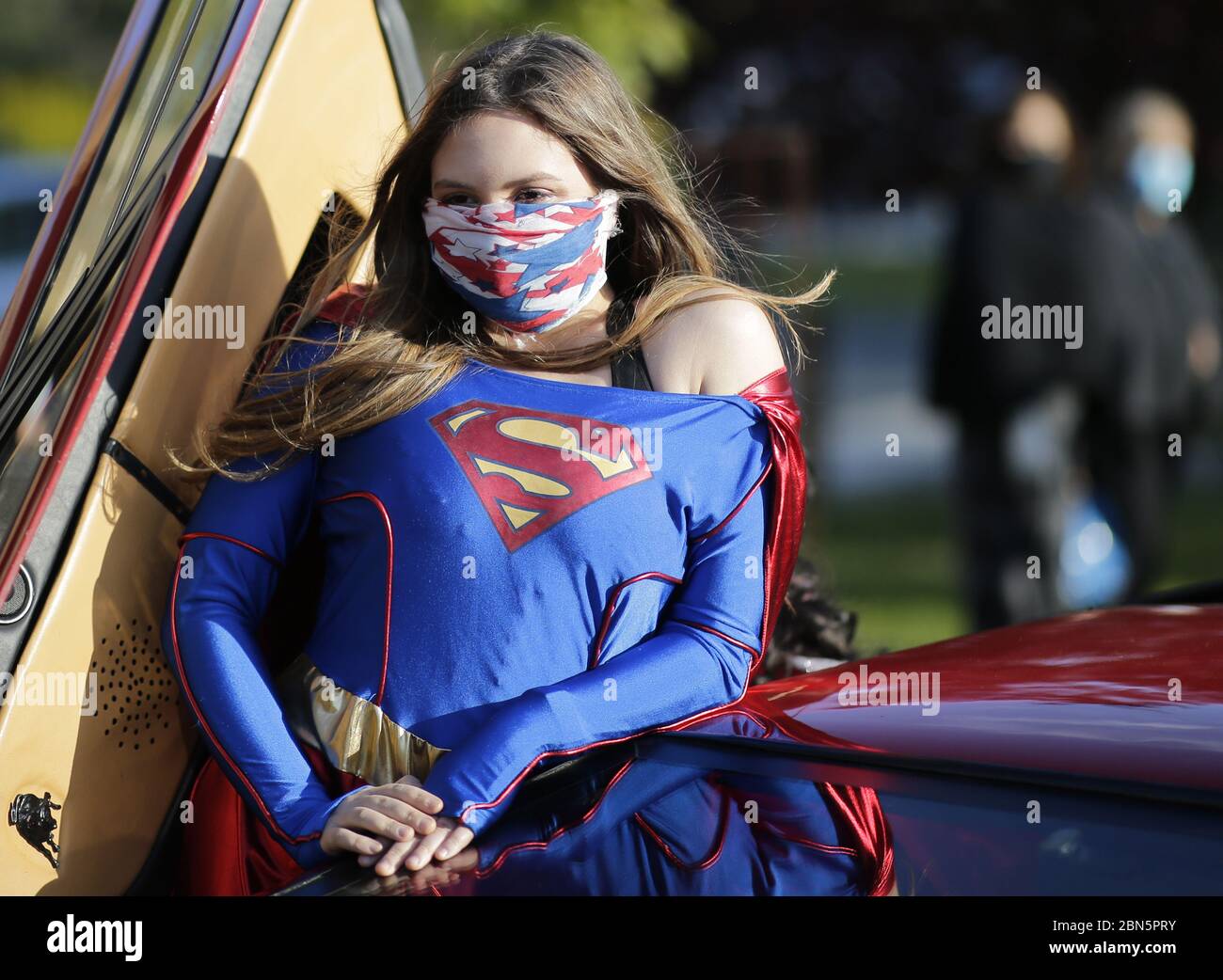 Une fille habillée comme super-héros Supergirl porte un masque facial protecteur tandis que les participants écoutent les orateurs tandis que les infirmières, les élus et les membres de la communauté se réunissent pour commémorer le dernier jour de la semaine des infirmières avec une veillée à Yonkers, New York, le mardi 12 mai 2020. La vigile a honoré les travailleurs de la santé en première ligne de la pandémie COVID-19, a célébré les survivants de la COVID-19 et a regretté ceux qui ont perdu la bataille contre la maladie. La pandémie du coronavirus a tué plus de 20,000 personnes à New York et a causé plus de 280 00 décès dans le monde. Photo de John Angelillo/UPI Banque D'Images