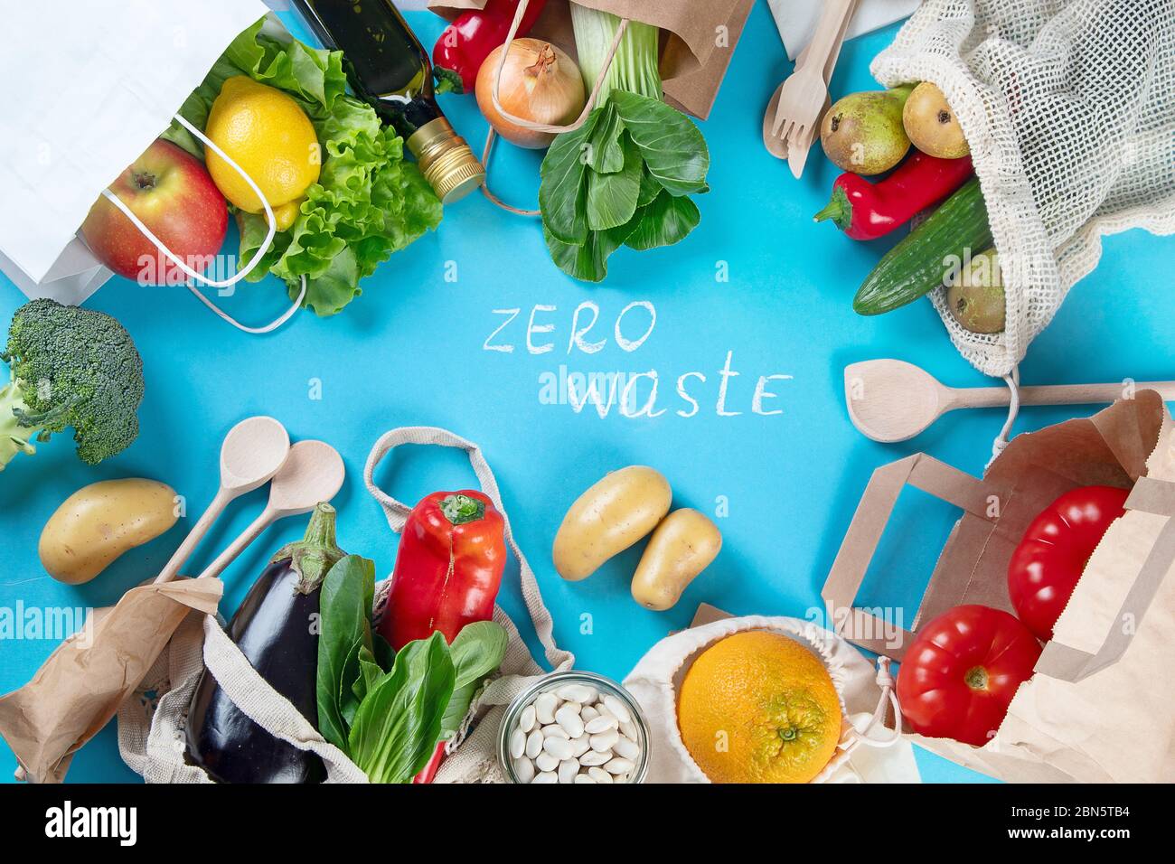 Sacs écologiques avec fruits et légumes biologiques. Zéro déchet, concept sans plastique. Vue de dessus avec texte Banque D'Images