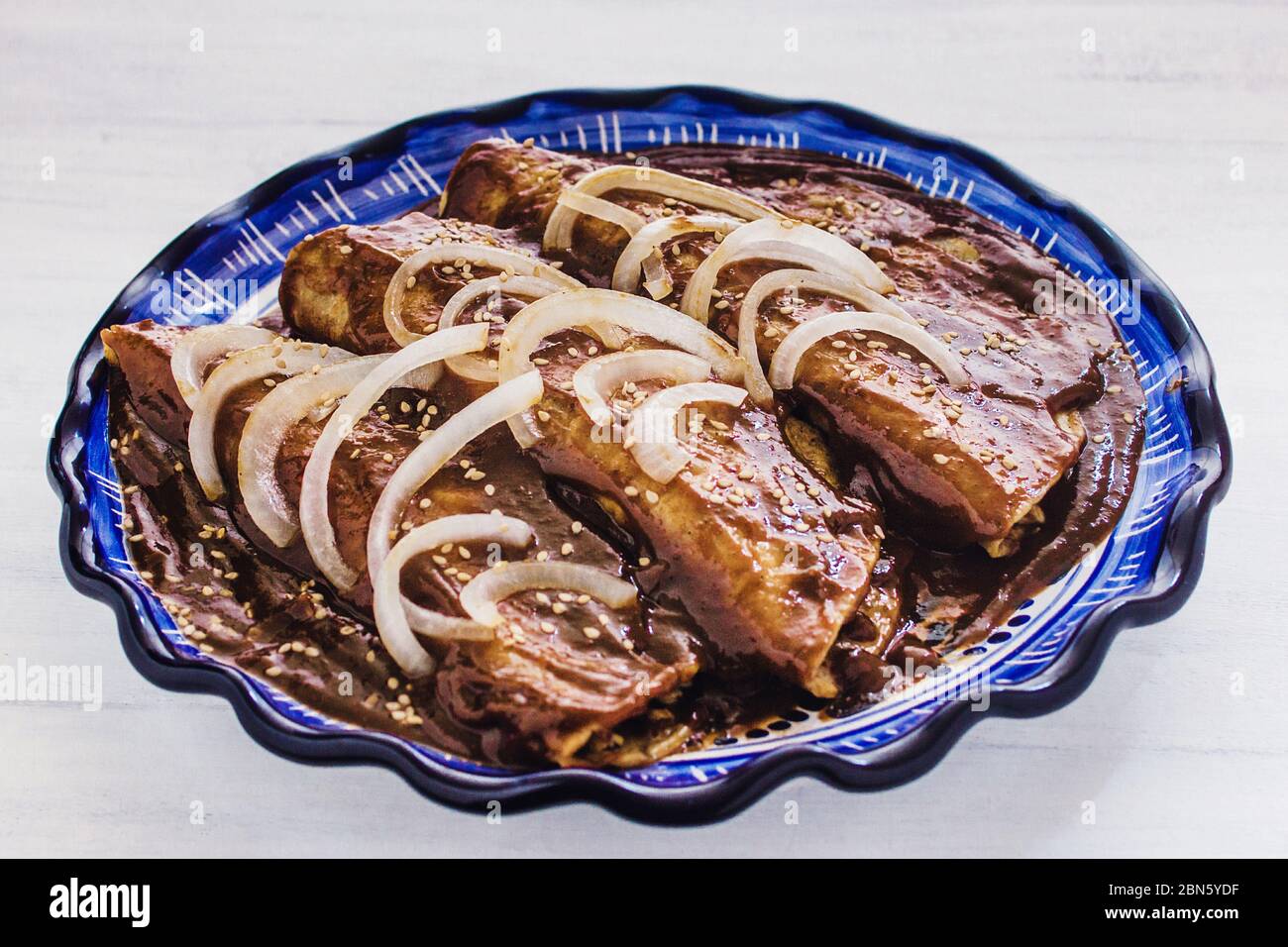 Enchiladas Mole Poblano avec poulet est une cuisine mexicaine à Puebla Mexique Banque D'Images