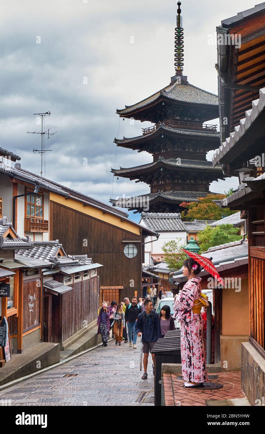 KYOTO, JAPON - 18 OCTOBRE 2019 : la femme dans un kimono japonais sur la ruelle pavée avec des bâtiments de style japonais traditionnel avec le temple Hokan-ji Banque D'Images