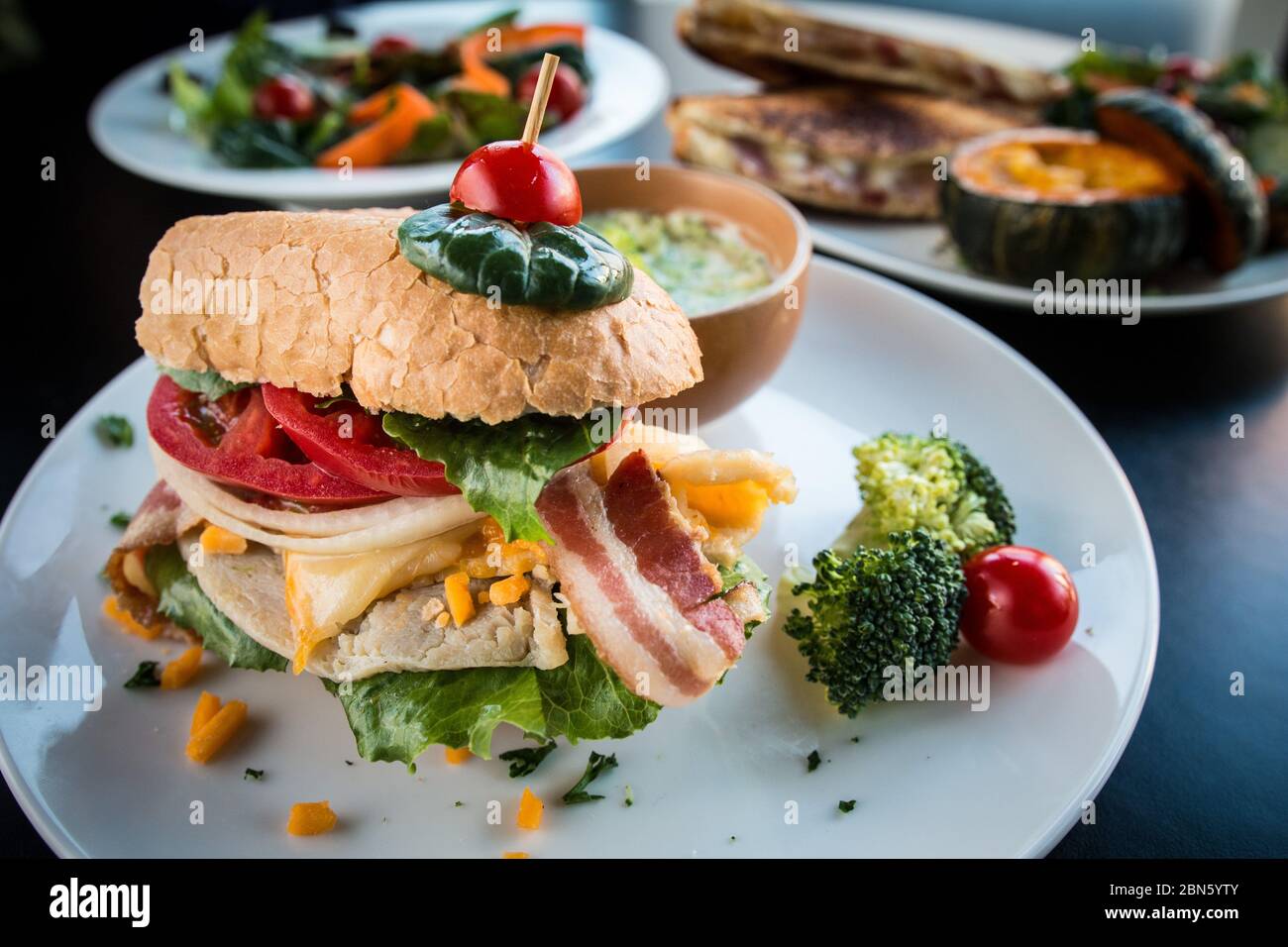Gros plan sur le petit déjeuner sandwich chargé avec beaucoup de légumes et de soupe de brocoli. Banque D'Images