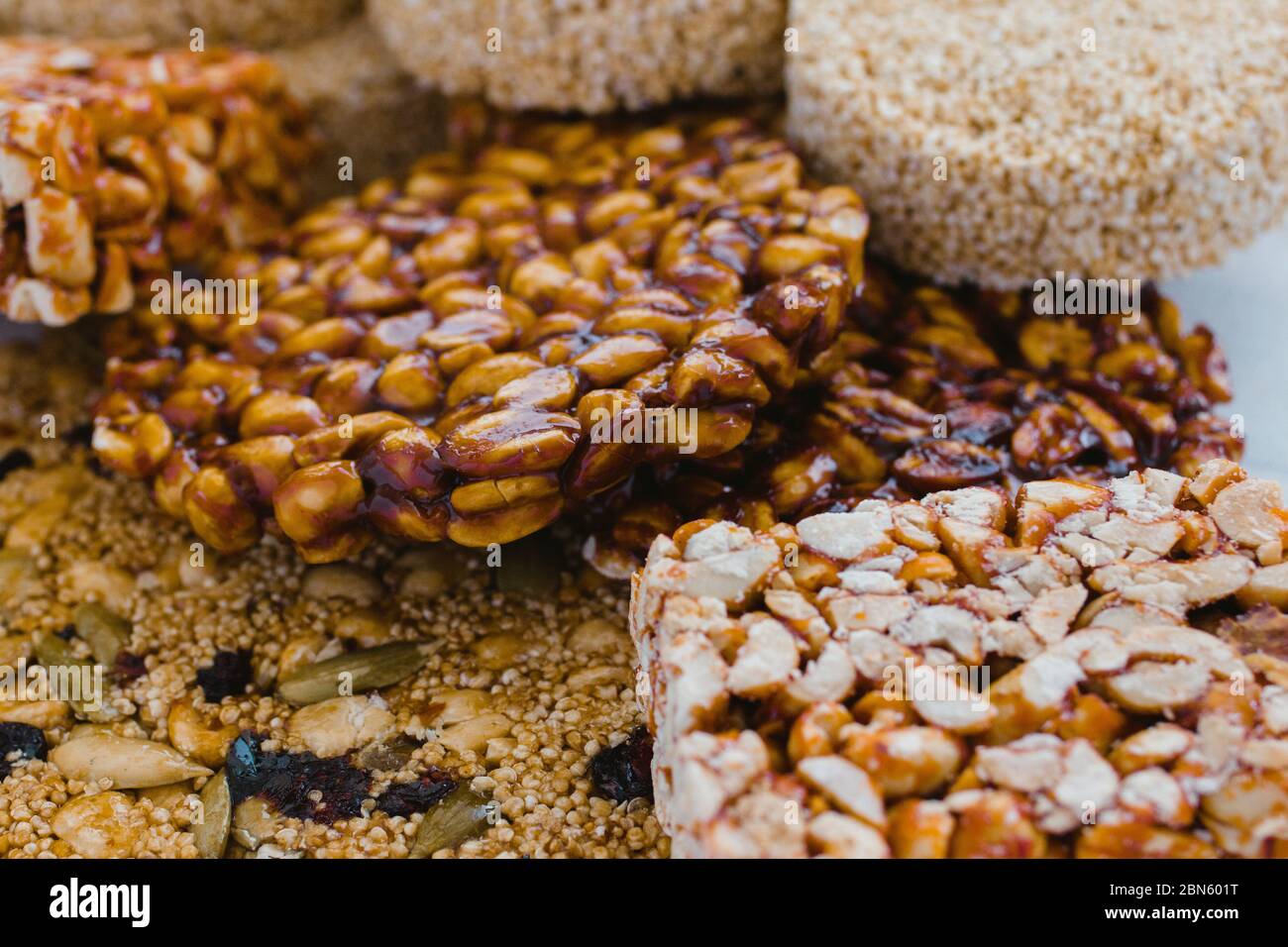 Palanqueta de bonbons mexicains traditionnels avec des arachides croquantes et des graines d'amarante Banque D'Images