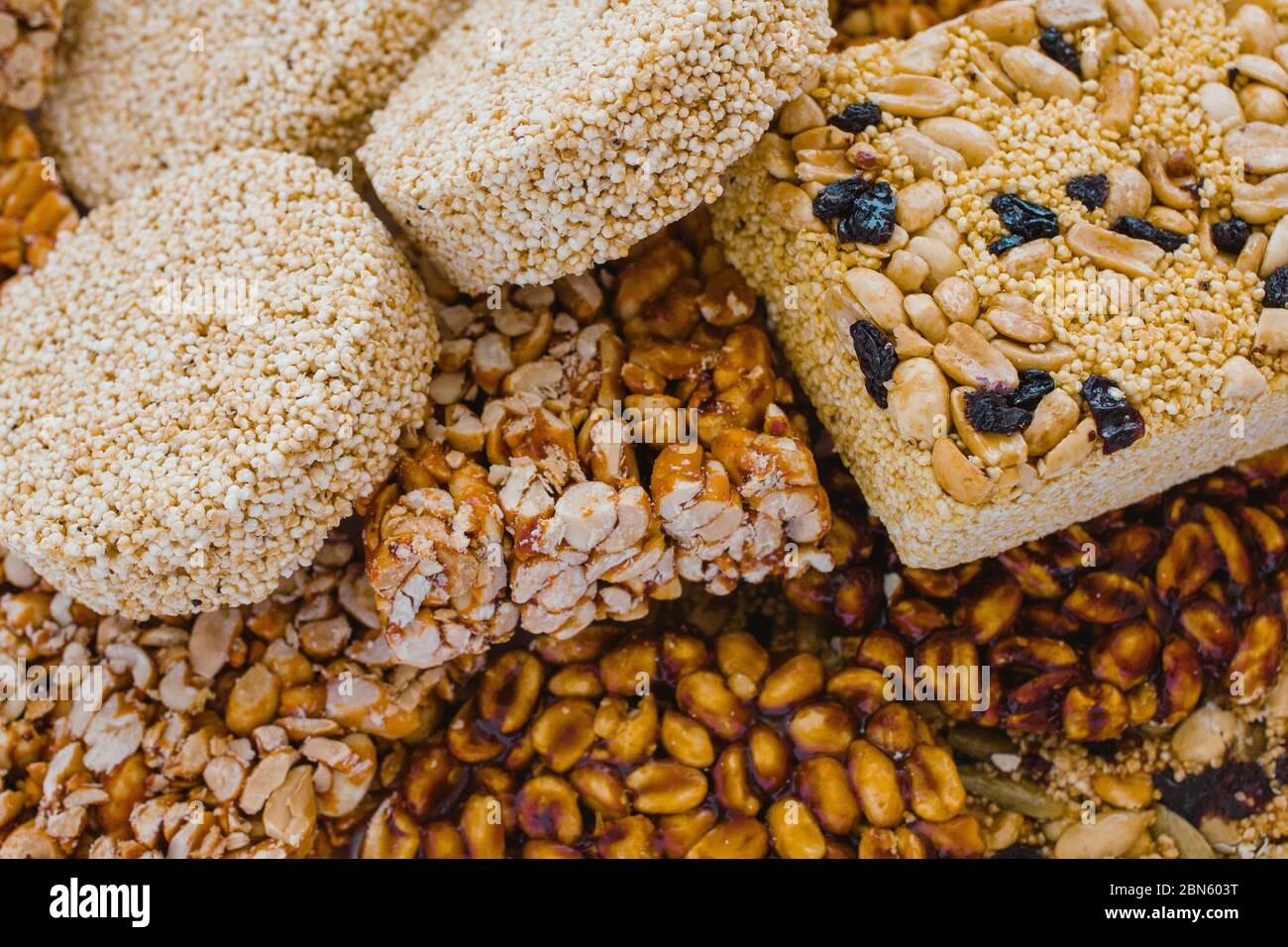 Palanqueta de bonbons mexicains traditionnels avec des arachides croquantes et des graines d'amarante Banque D'Images