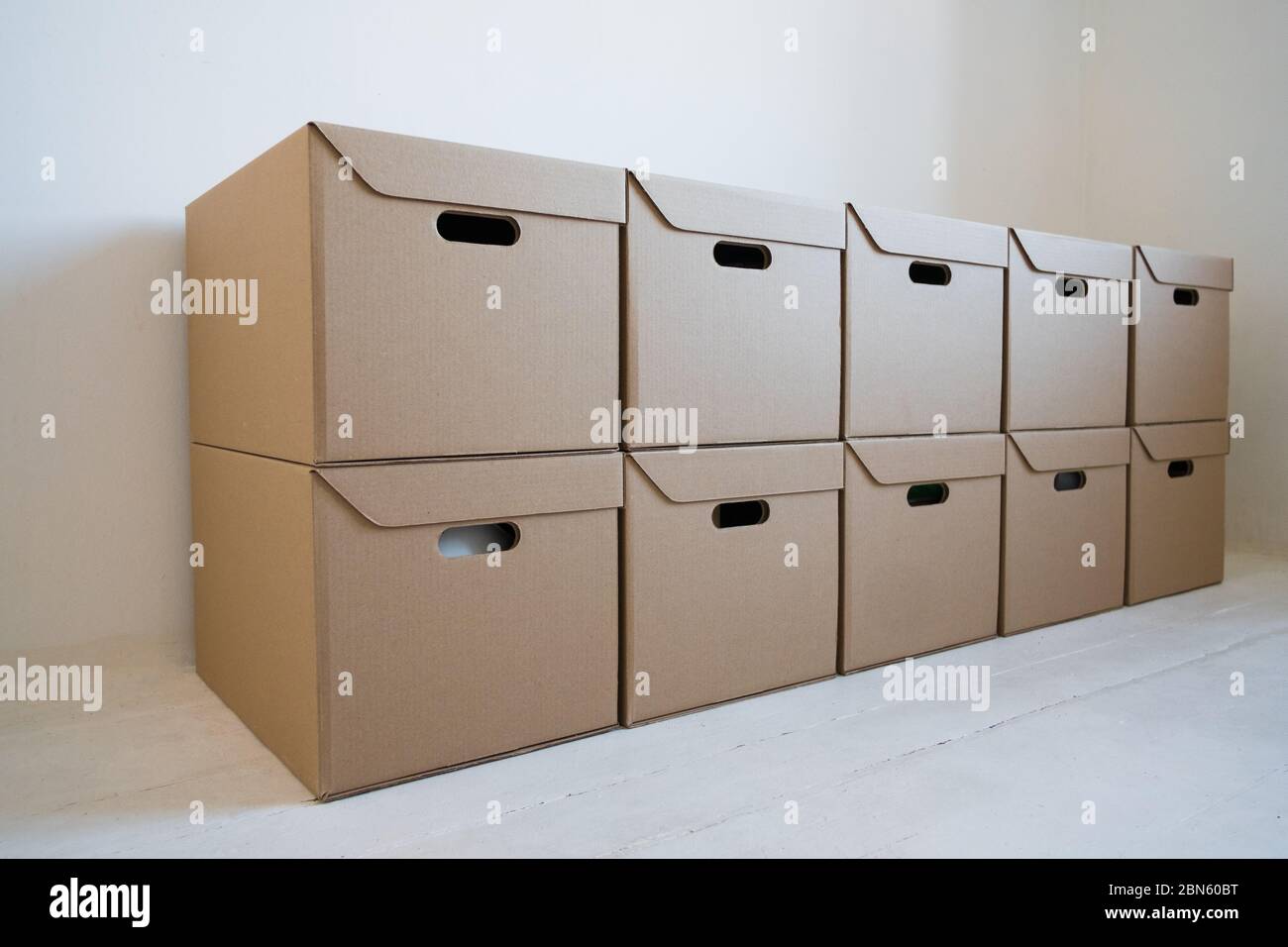 Les boîtes en carton sont stockées dans l'entrepôt. Banque D'Images