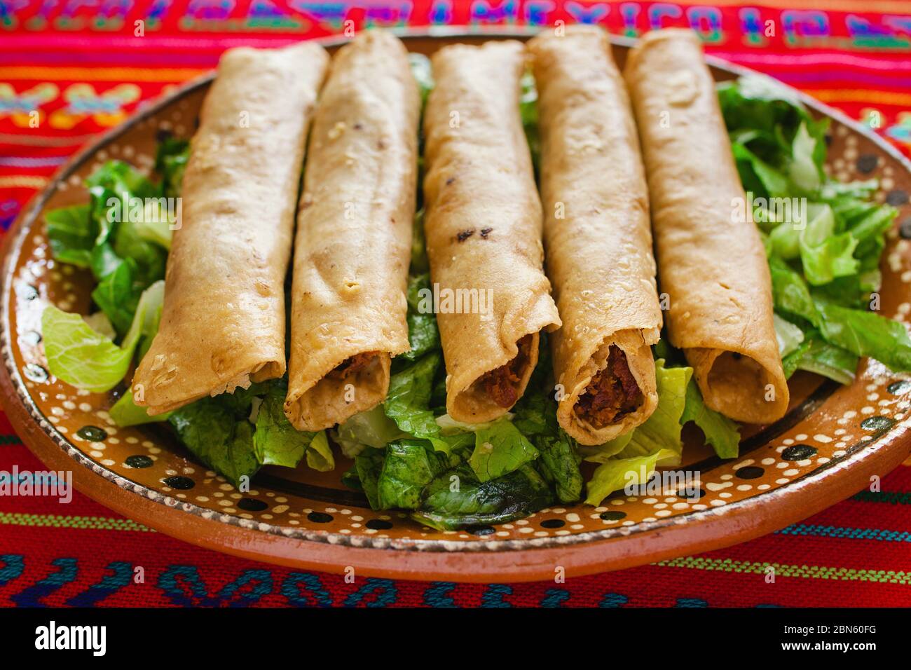 Flautas de pollo, tacos au poulet dorados et Salsa cuisine mexicaine maison dans la ville de mexico Banque D'Images