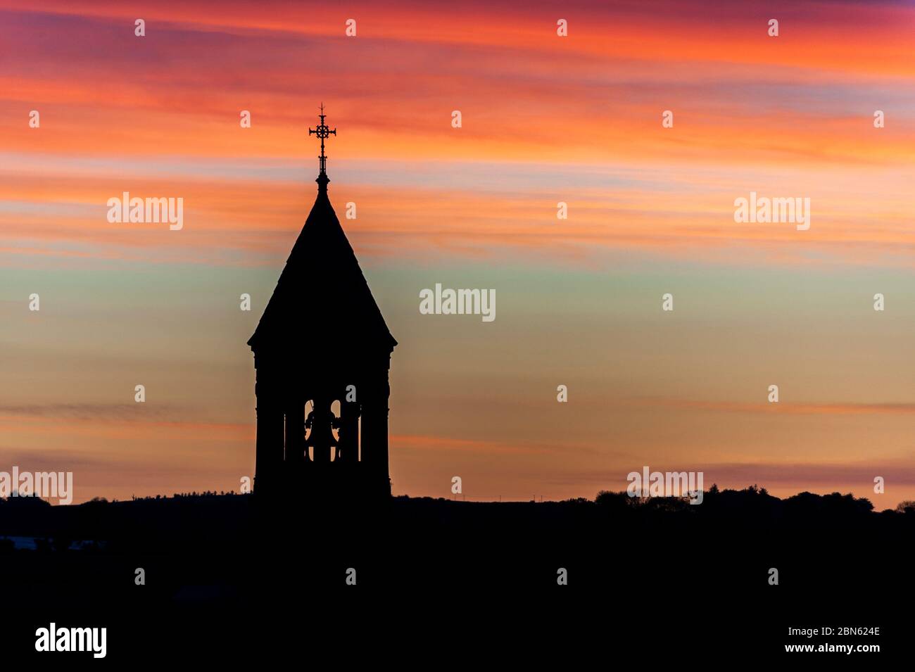 Timoleague, West Cork, Irlande. 13 mai 2020. Le soleil se lève sur l'église de la Nativité de la Sainte Vierge Marie à Timoleague ce matin. Crédit : AG News/Alay Live News Banque D'Images