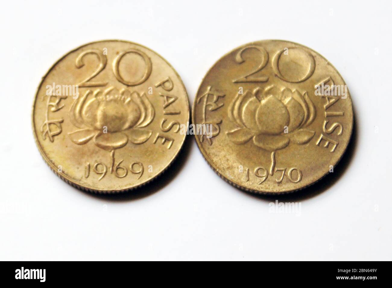 Vieilles pièces rondes en laiton nickelé vingt paise de l'Inde 1969 et 1970 avec fleur de lotus gravée sur fond blanc. 20 paiser les vieilles pièces. Banque D'Images