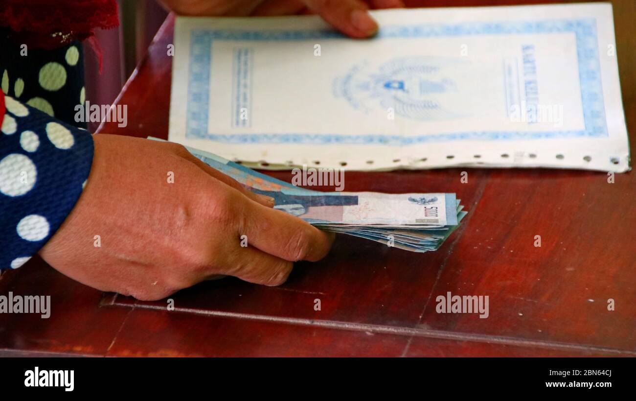 Images FLOUES et floues de, résidents recevant une aide financière du gouvernement, en raison de la pandémie de covid 19, Batang Indonésie, 13 mai 202 Banque D'Images