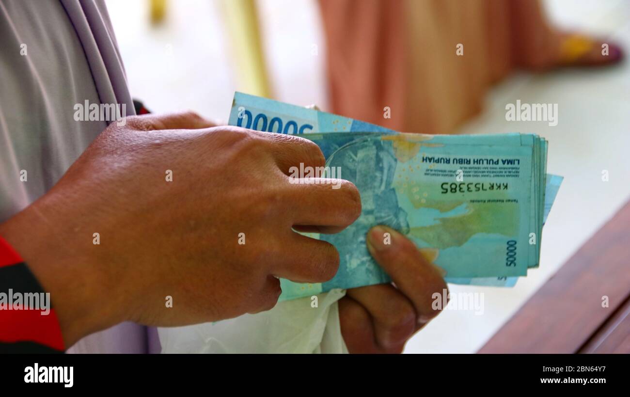 Images FLOUES et floues de, résidents recevant une aide financière du gouvernement, en raison de la pandémie de covid 19, Batang Indonésie, 13 mai 202 Banque D'Images