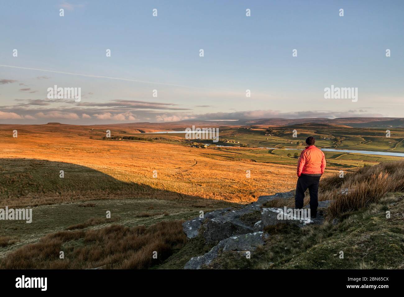 Teesdale, comté de Durham, Royaume-Uni. 13 mai 2020. Météo Royaume-Uni. C'était un début de journée frais mais clair dans les Pennines du Nord le premier jour où les restrictions de verrouillage ont été assouplies. Cette personne a célébré en restant local à sa région et juste en direction de quelques centaines de mètres de la route pour profiter de la vue spectaculaire du soleil se levant sur la vallée. Crédit : David Forster/Alay Live News Banque D'Images