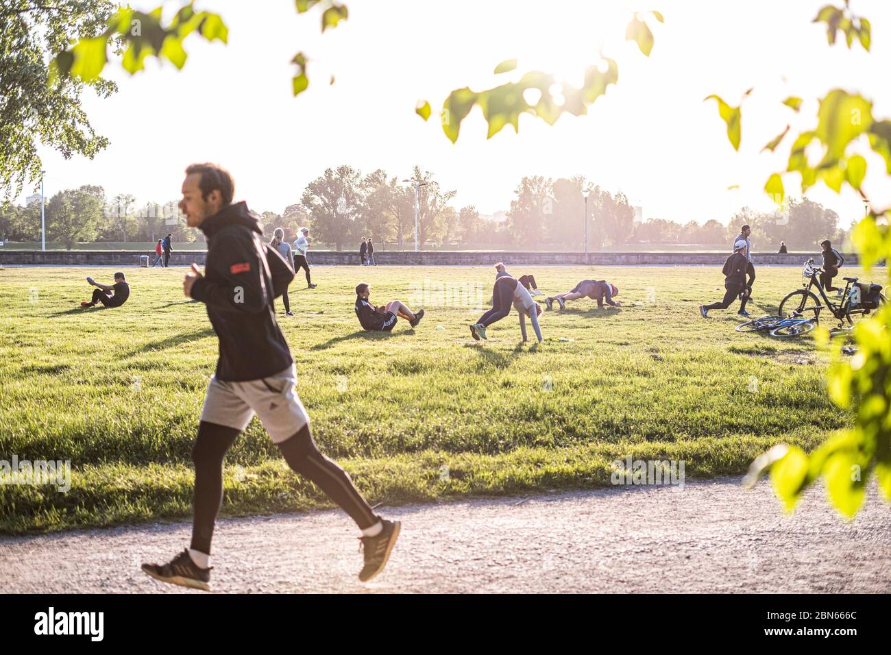Sport mit abstand im Freien zu Coronazeiten im Rheinpark, Düsseldorf. Banque D'Images