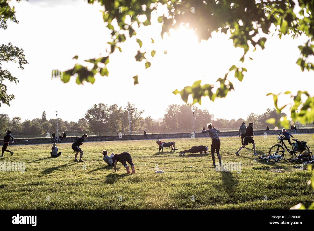 Sport mit abstand im Freien zu Coronazeiten im Rheinpark, Düsseldorf. Banque D'Images