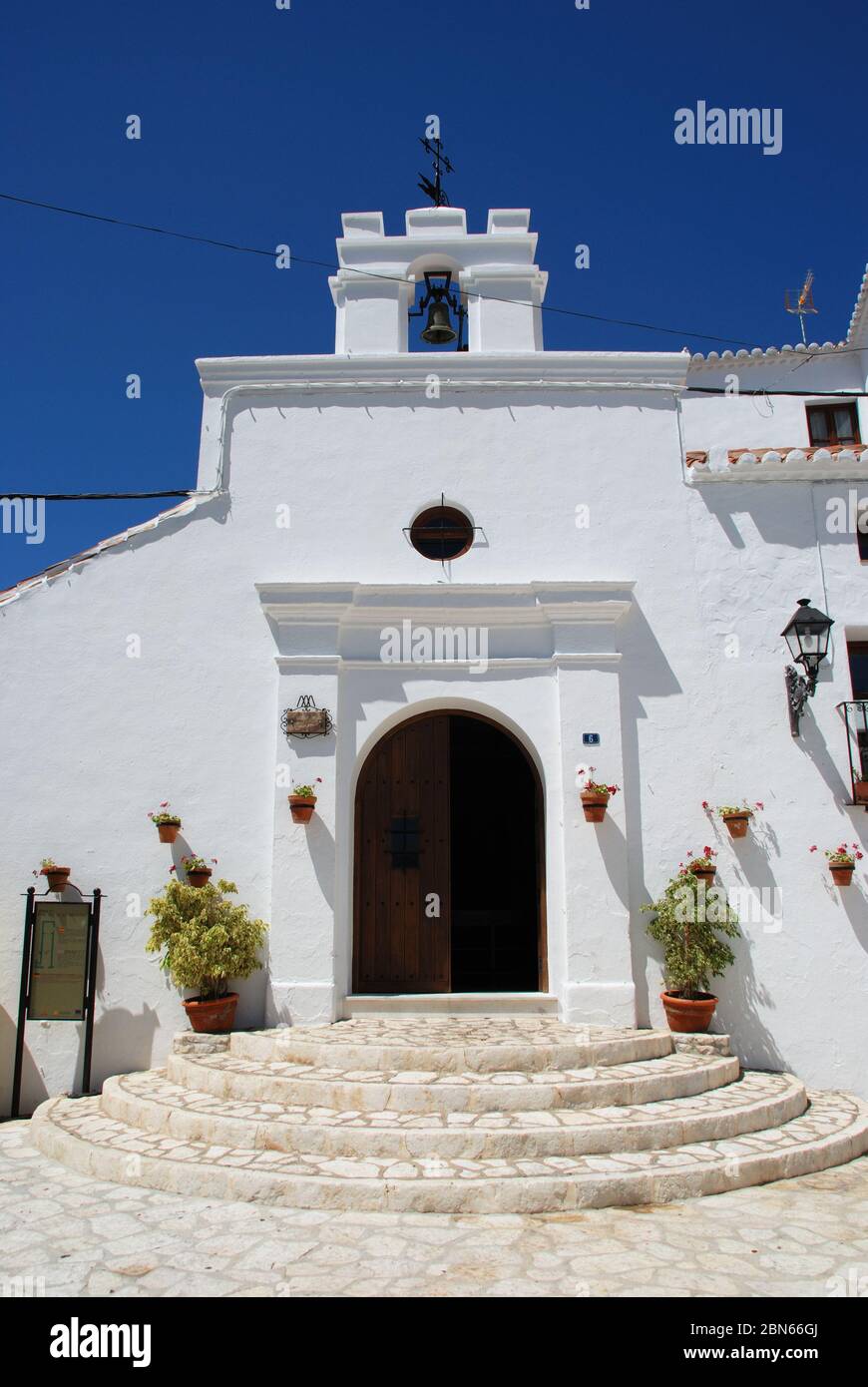 Vue de face de l'église Los Remedios, également connue sous le nom d'Ermita de Santa Ana dans la vieille ville, Mijas, province de Malaga, Espagne Banque D'Images