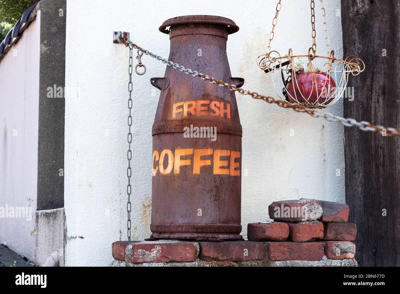 Affiche de café frais sur un grand pot rouillé. Banque D'Images