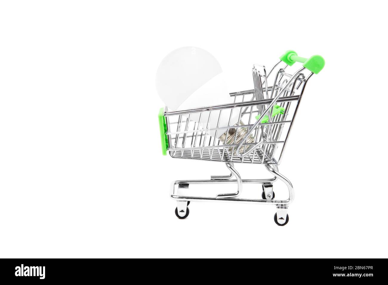 AMPOULE LED ÉCOLOGIQUE dans un chariot miniature. Gros plan, isolé sur blanc. Consommation d'énergie et réduction des émissions de gaz à effet de serre Banque D'Images