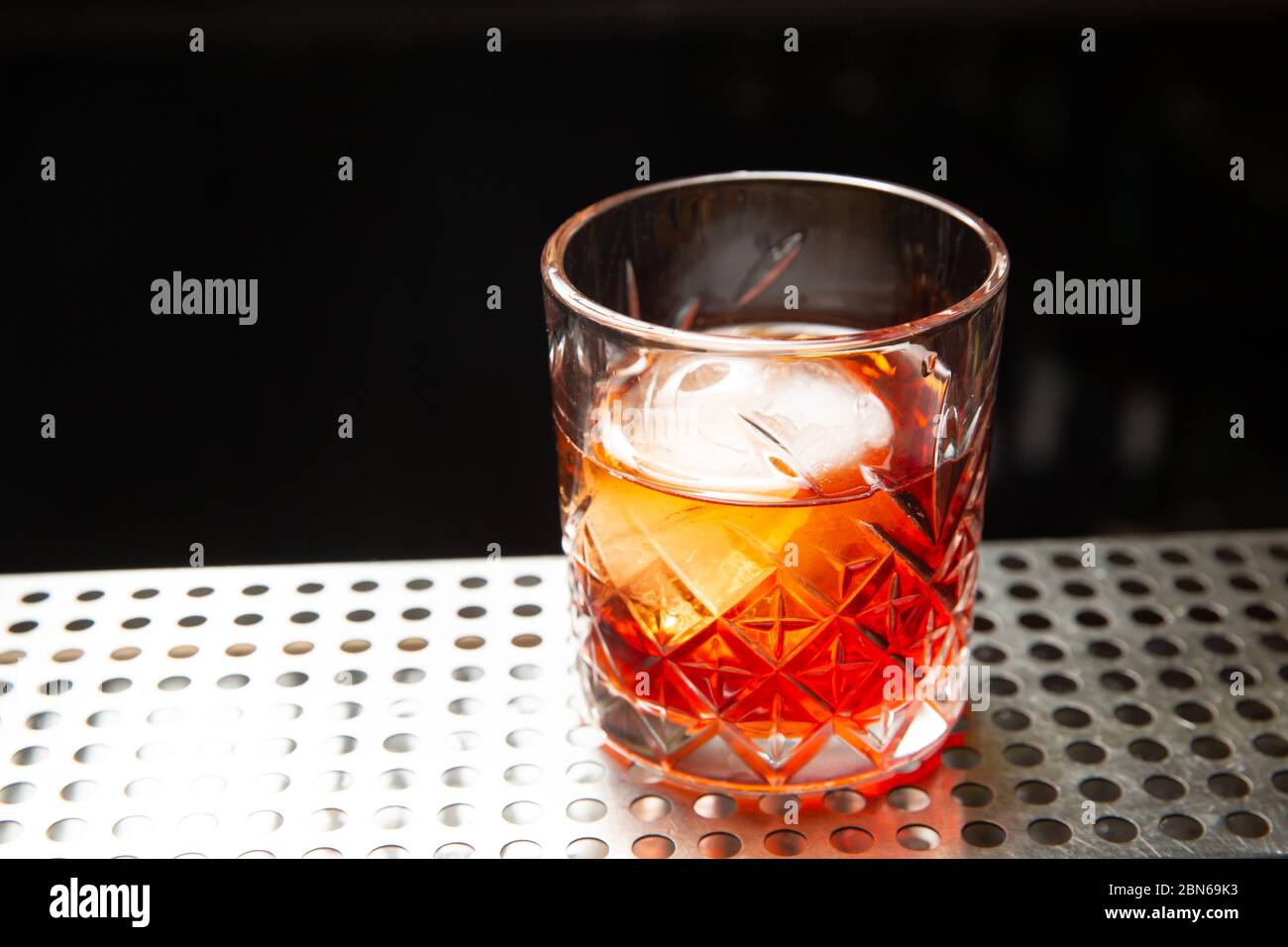 Fouetter avec une boule de glace dans un verre. Prêt à manger. Banque D'Images