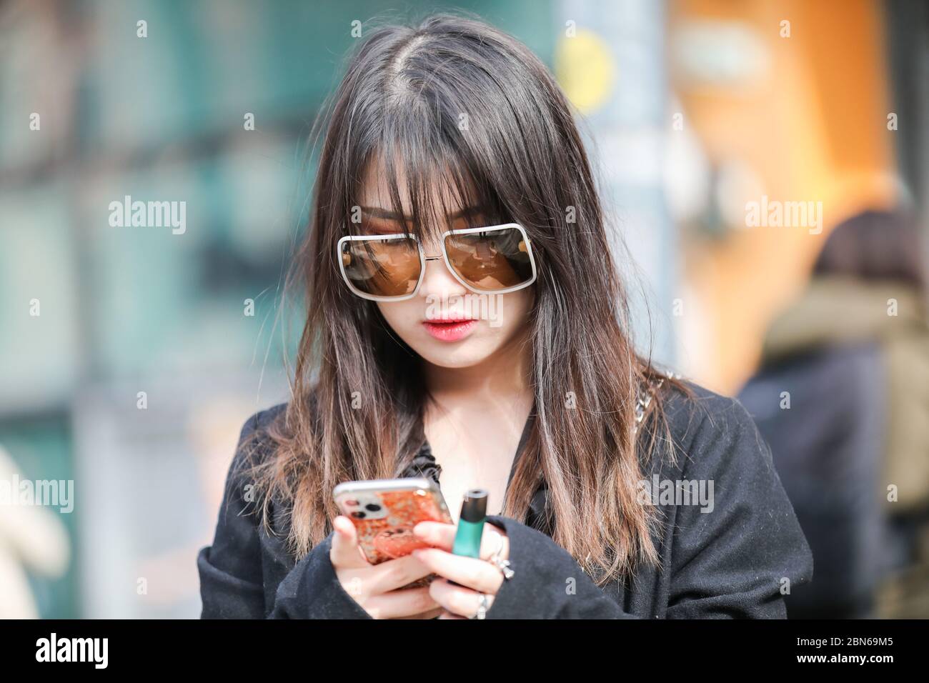 19 février 2020 : le mannequin japonais porte une paire de lunettes de  soleil pendant le défilé