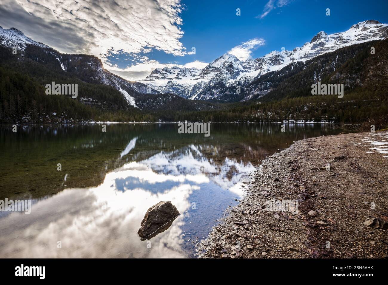 Coucher de soleil au lac Tovel en automne, ville d'Ananoia, Val Di non, Dolomiti di Brenta, Trento, Trentin-Haut-Adige, Italie, Europe du Sud Banque D'Images