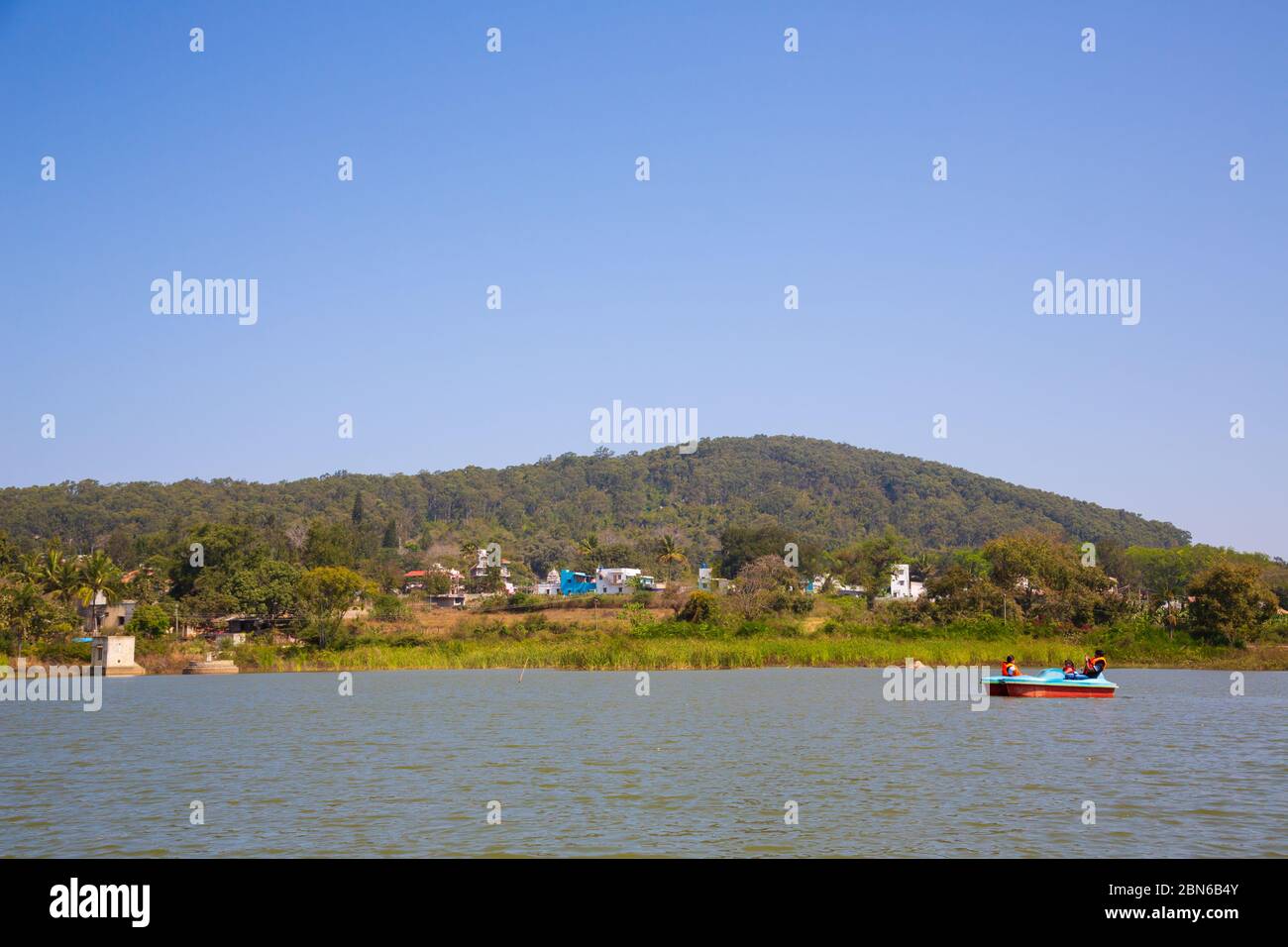 Touristes appréciant le canotage dans le lac de Yelagiri (Tamil Nadu, Inde) Banque D'Images