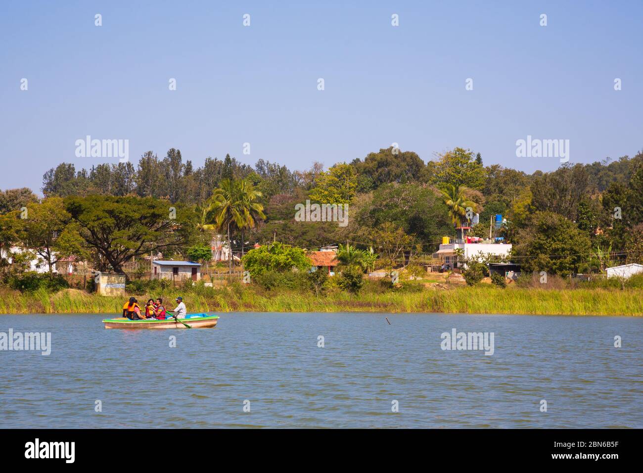 Touristes appréciant le canotage dans le lac de Yelagiri (Tamil Nadu, Inde) Banque D'Images