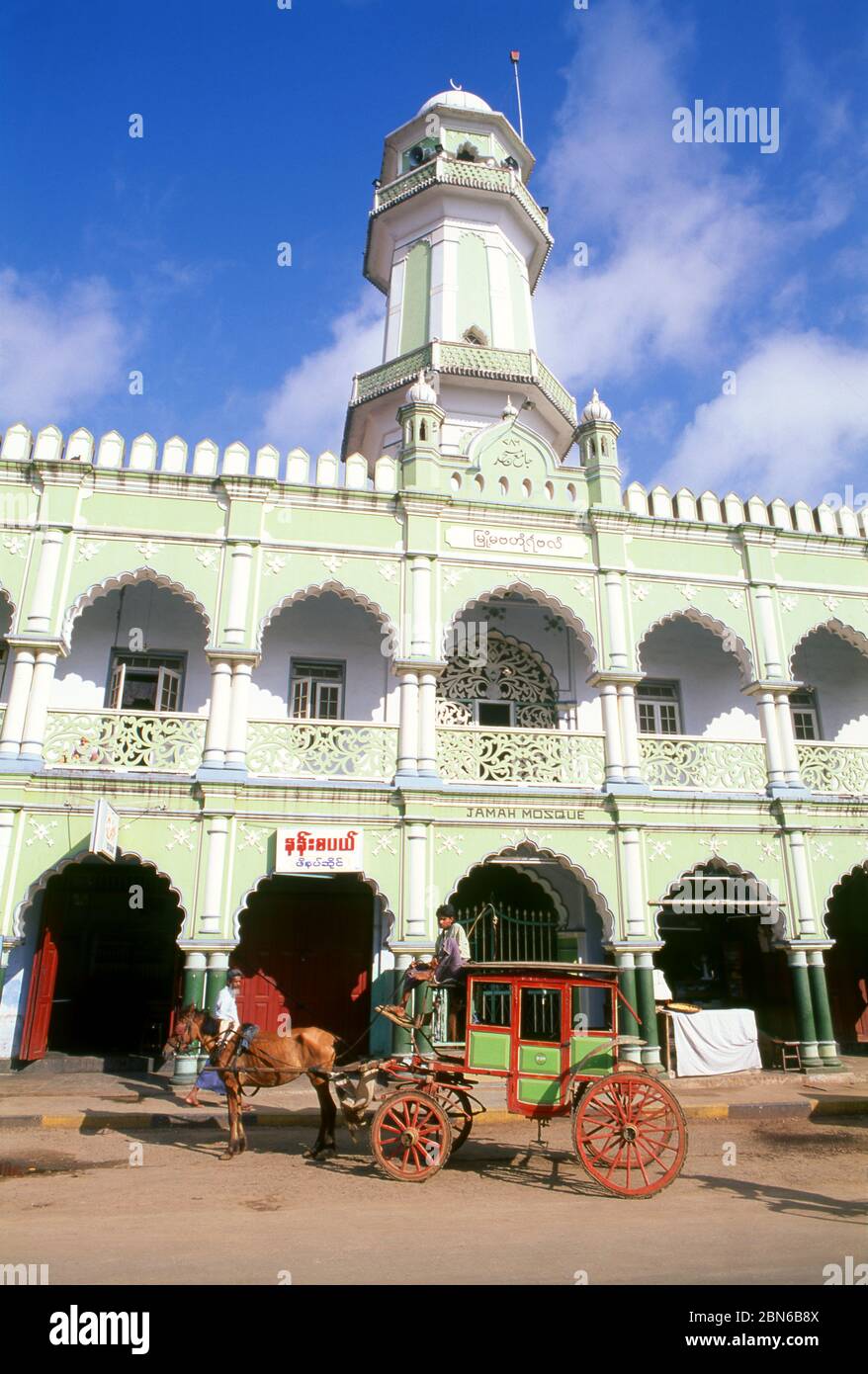 Birmanie / Myanmar: Calèche tirée par des chevaux à l'extérieur de la mosquée de la Jamaïque, Pyin U Lwin (Maymyo), région de Mandalay. La pyine U Lwin (Maymyo) a commencé comme une sortie militaire Banque D'Images