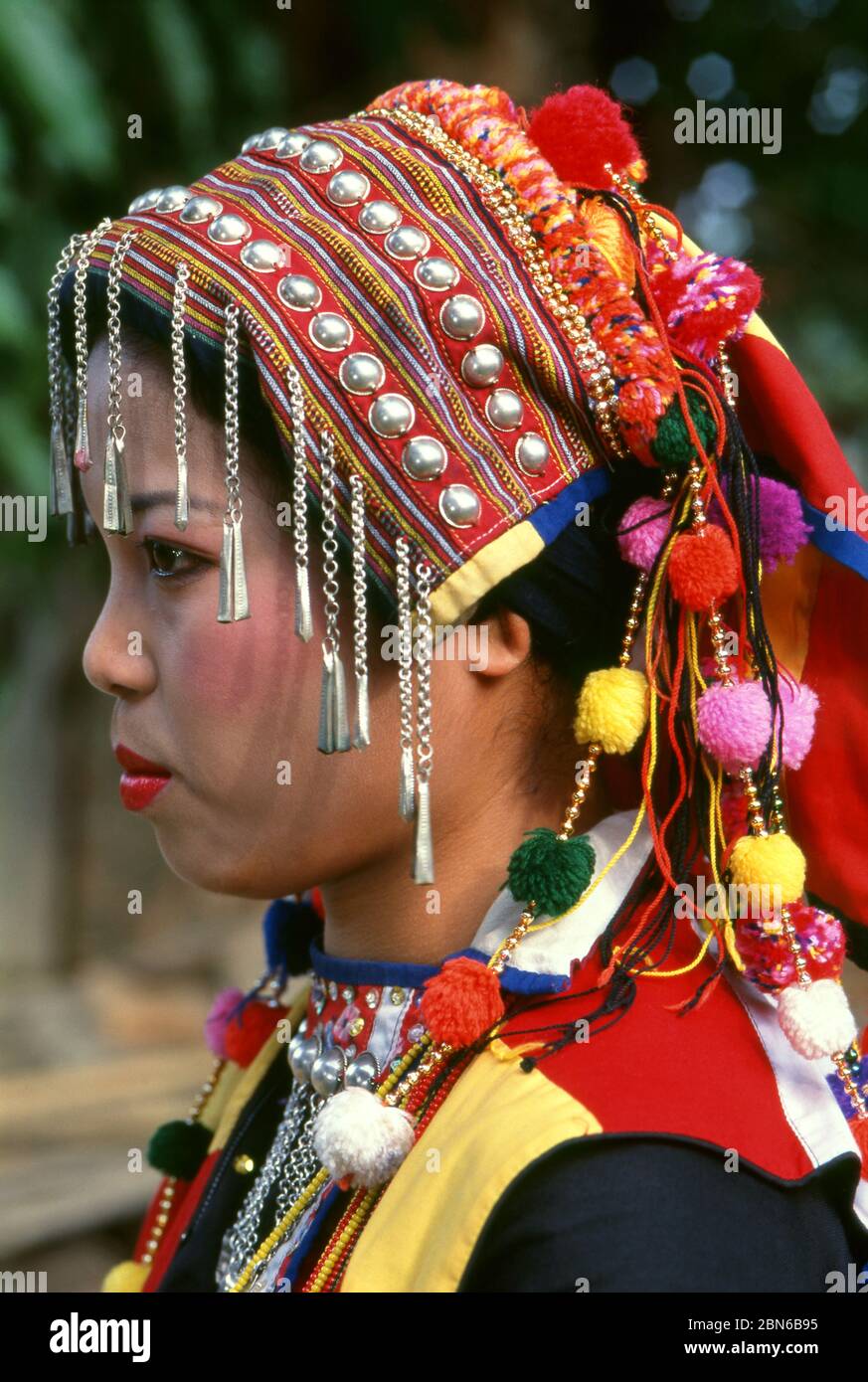 Birmanie / Myanmar: Femme Lisu en costume traditionnel, Manhkring, Myitkyina, Etat de Kachin. Le peuple Lisu (Lìsù zú) est un groupe ethnique de Tibeto-Burman wh Banque D'Images