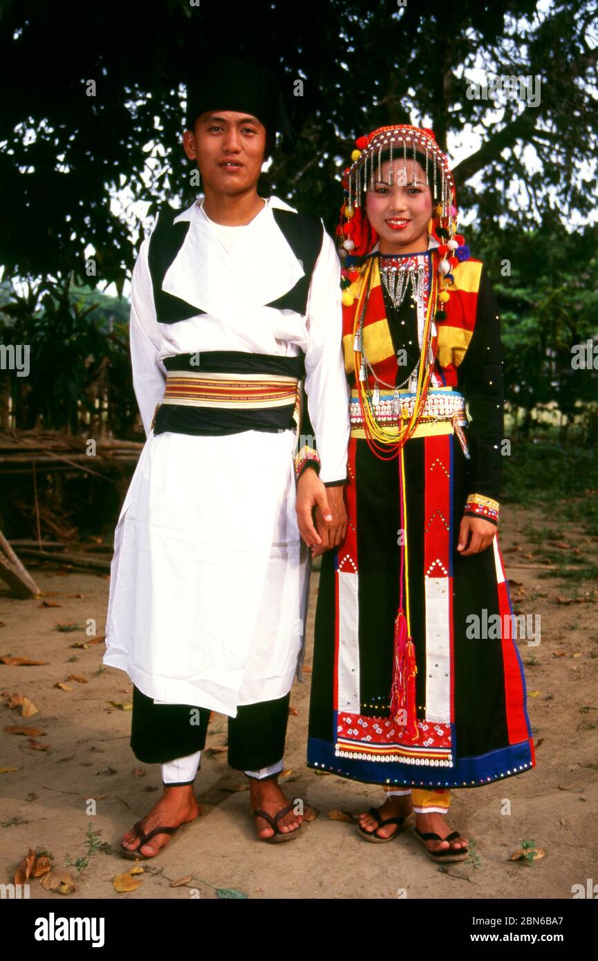 Birmanie / Myanmar: Couple de Lisu en costume traditionnel, Manhkring, Myitkyina, Etat de Kachin. Le peuple Lisu (Lìsù zú) est un groupe ethnique de Tibeto-Burman W Banque D'Images