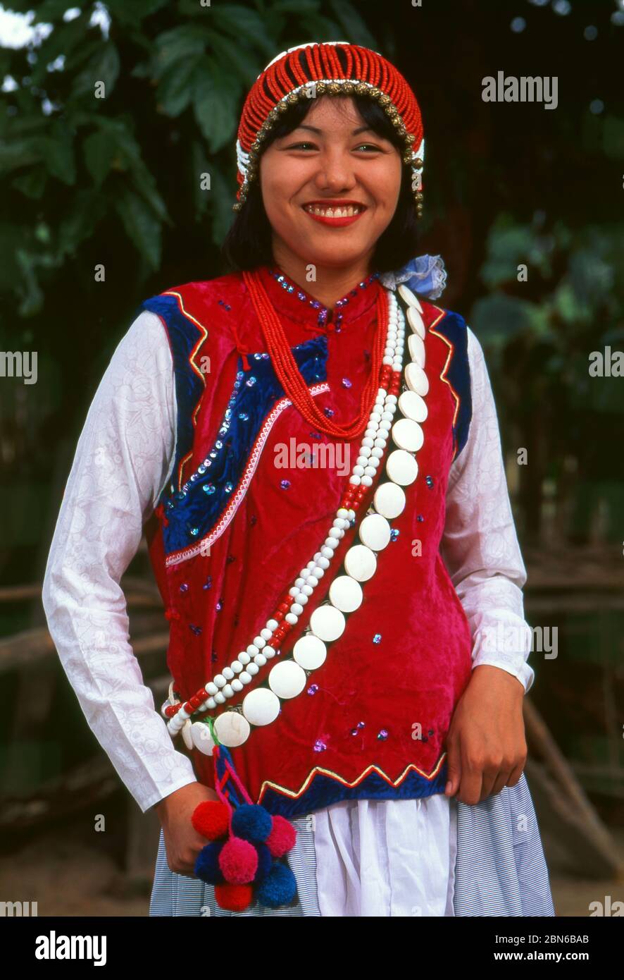 Birmanie / Myanmar: Femme Lisu en costume traditionnel, Manhkring, Myitkyina, Etat de Kachin. Le peuple Lisu (Lìsù zú) est un groupe ethnique de Tibeto-Burman wh Banque D'Images