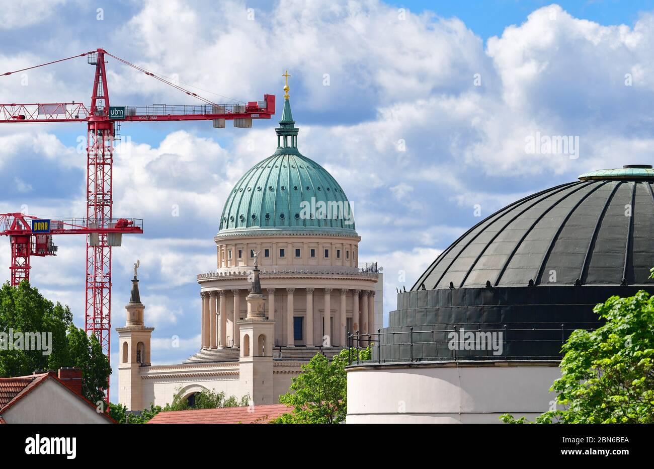 Potsdam, Allemagne. 12 mai 2020. Des grues de construction sont situées près de l'église Nikolai sur la place du Vieux marché, au premier plan à droite se trouve le dôme de l'église française. Credit: Soeren Stache/dpa-Zentralbild/ZB/dpa/Alay Live News Banque D'Images