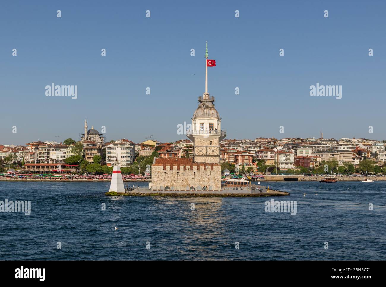 Istanbul, Turquie - l'un des monuments les plus reconnaissables d'Istanbul, la Tour de la jeune fille se trouve au milieu de Bosporus, juste en face d'Üsküdar Banque D'Images