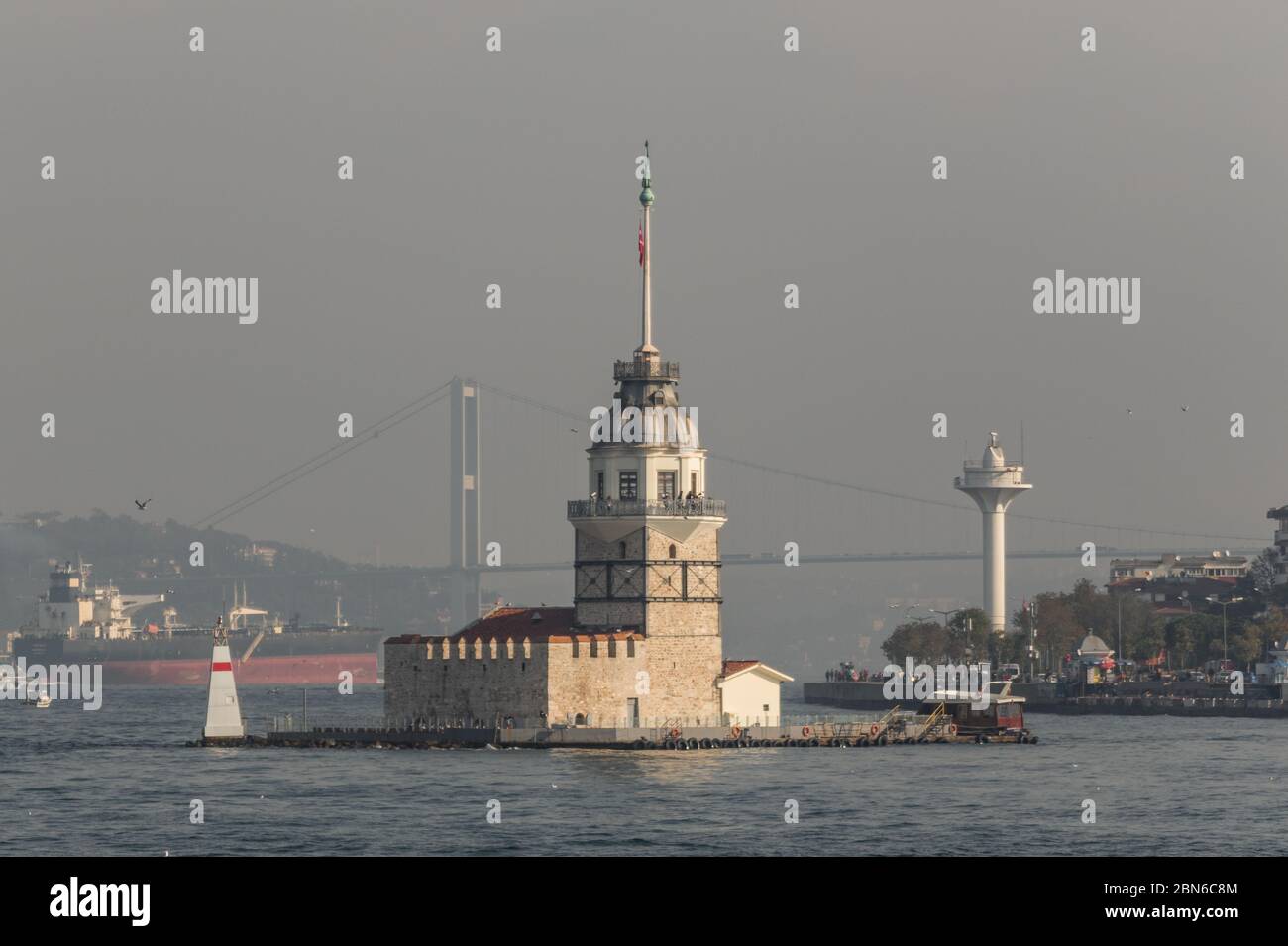 Istanbul, Turquie - l'un des monuments les plus reconnaissables d'Istanbul, la Tour de la jeune fille se trouve au milieu de Bosporus, juste en face d'Üsküdar Banque D'Images