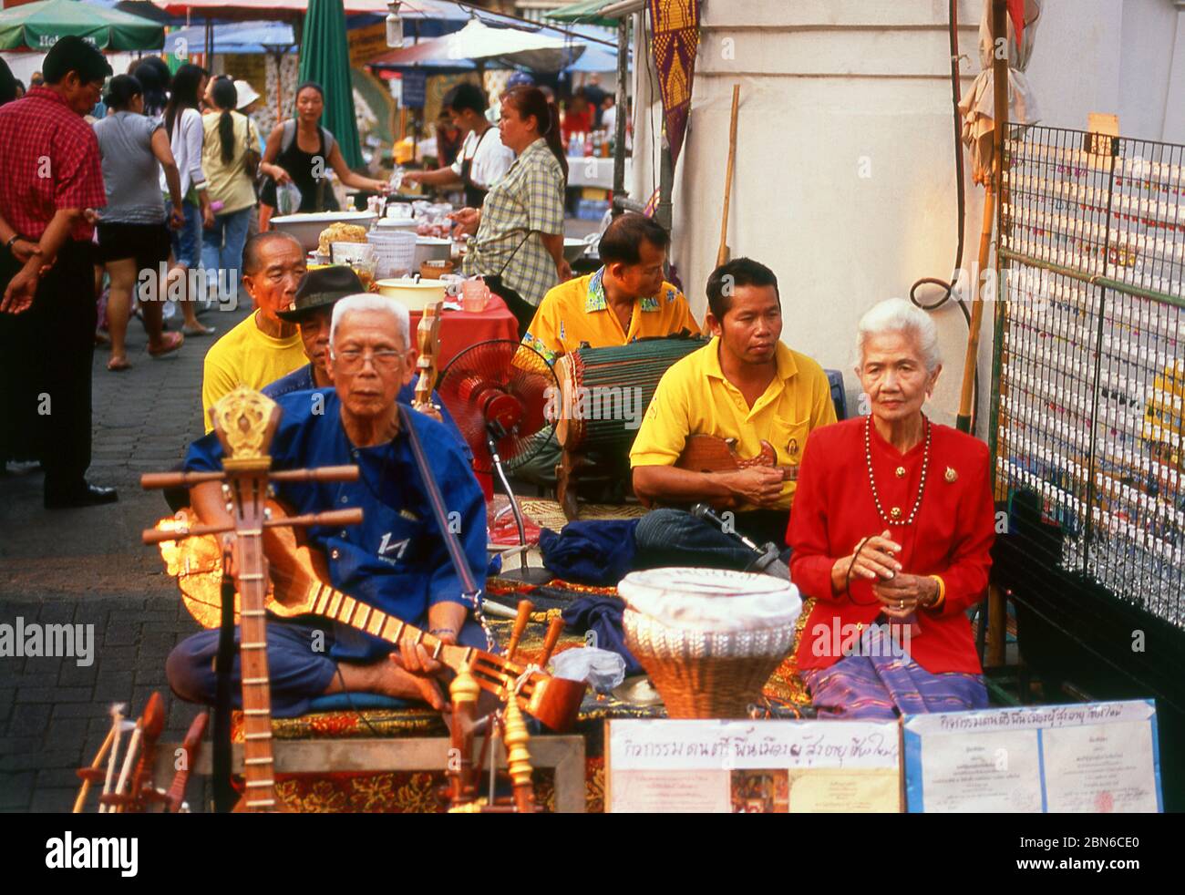 Thaïlande: Un groupe de musiciens thaïlandais traditionnels connu sous le nom de wong khrueang sai (ensemble à cordes) divertit le grand public au célèbre Sun de Chiang Mai Banque D'Images