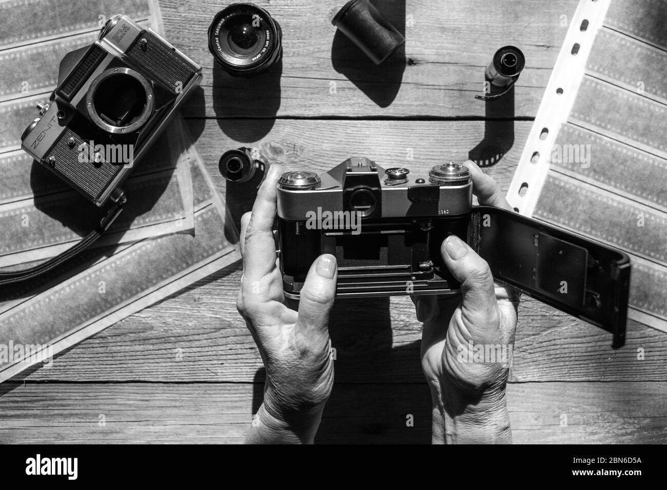 vue de dessus du photographe de l'espace de travail avec caméras analogiques, film, objectifs et accessoire sur fond de table en bois Banque D'Images
