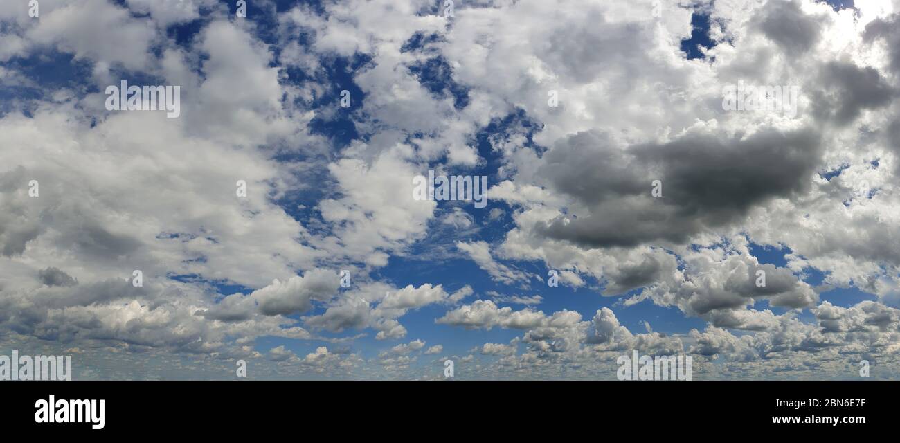 Fond de Ciel bleu avec des nuages blancs panorama Banque D'Images
