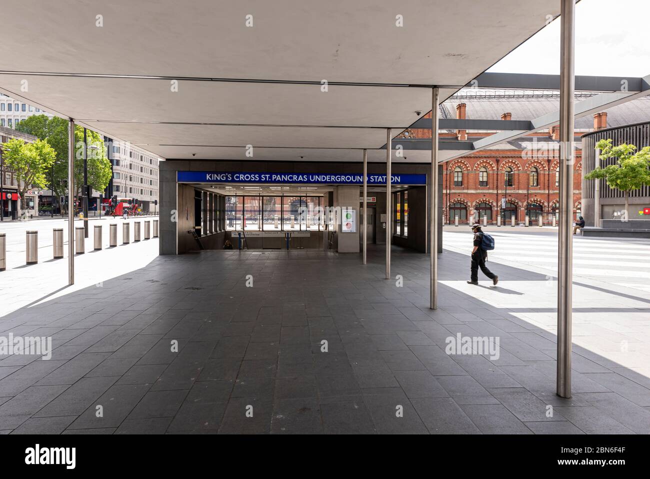 Une personne solitaire se dirige vers l'entrée de la station de métro King's Cross. Banque D'Images