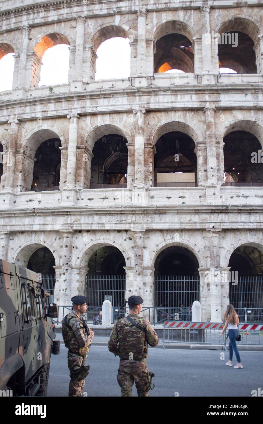 12/10/2017 Rome, Italie: L'armée italienne contrôle l'accès des touristes au Colisée Banque D'Images