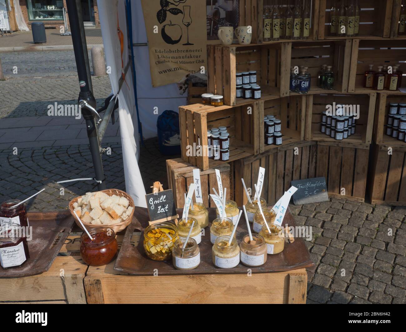 Marché agricole à Husum Schleswig-Holstein, Allemagne, conserves, moutardes et fromage pour dégustation Banque D'Images