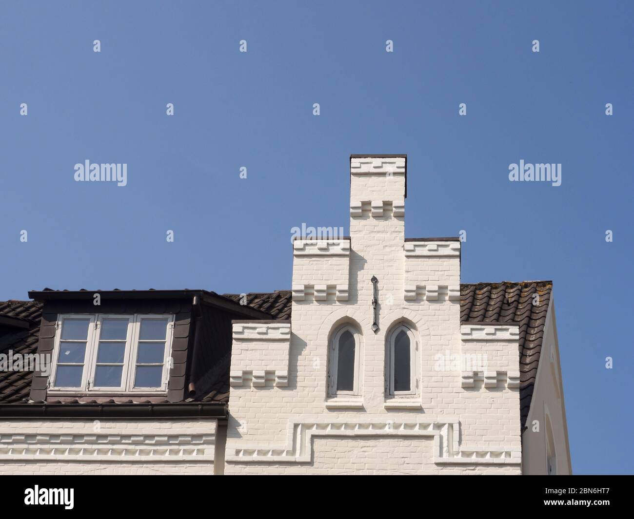 Maison à gradins sur un bâtiment en brique blanche dans le centre de Husum Schleswig-Holstein, Allemagne Banque D'Images
