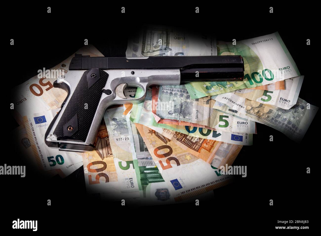 Allemagne. 11 mai 2020. Allemagne 11.05.2020: Images de symboles - 2020 UN pistolet repose sur des billets, des euros, feature/symbol/feature/detail/| usage dans le monde crédit: dpa/Alamy Live News Banque D'Images
